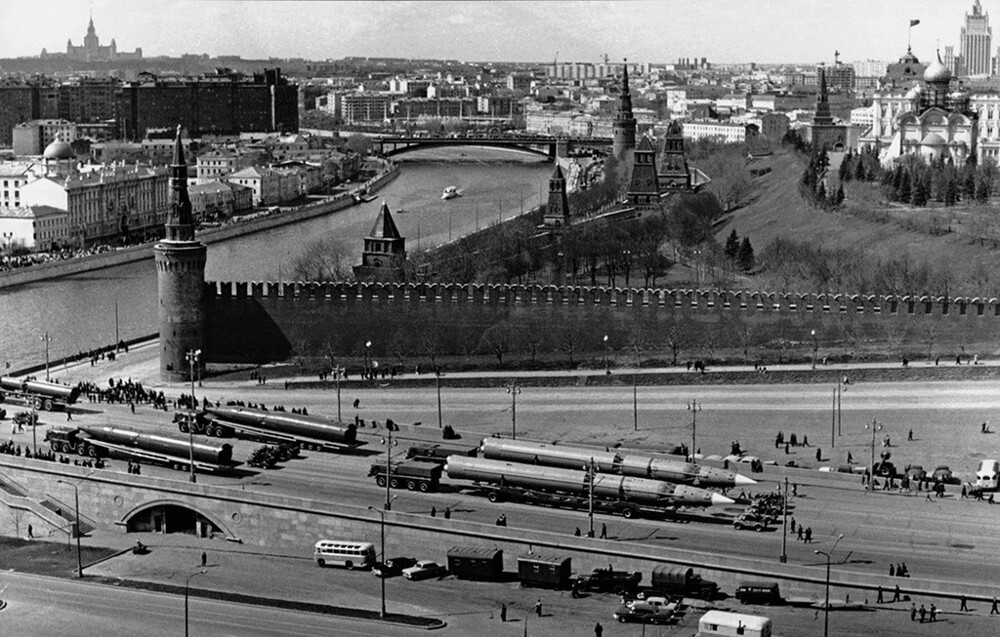 После военного парада. 1960-е. Автор: Дмитрий Бальтерманц. Москва.