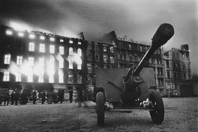 Остановка на марше. Германия, г. Нейсе. 1945 год. Автор: Дмитрий Бальтерманц.
