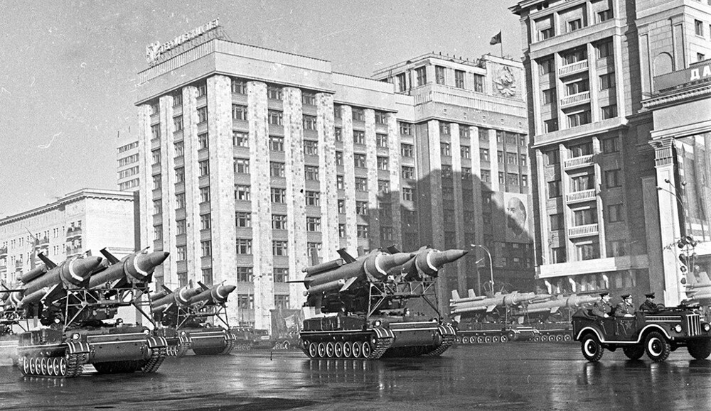 Первомайский парад. 1 мая 1967 года. Автор: Валентин Хухлаев. Москва.
