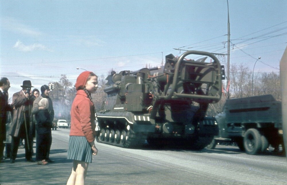 Проезд военной техники по Москве после парада. 1966–1967 годы. Автор: Владимир Фараджев.