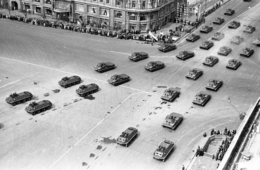 Парад. 9 мая 1965 года. Автор: Валентин Хухлаев. Москва.