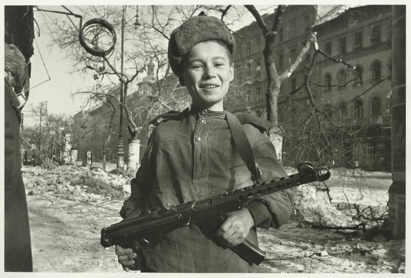 Сын полка. Февраль 1945 года. Автор: Евгений Халдей. Будапешт.