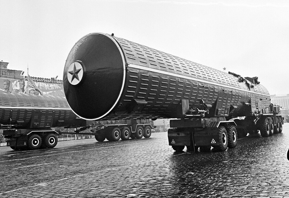 Военный парад. 7 ноября 1969 года. Автор: Валентин Хухлаев. Москва.