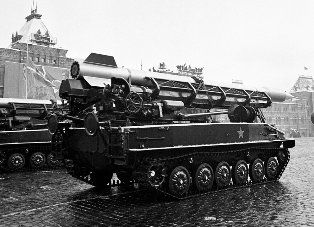 Военный парад. 7 ноября 1969 года. Автор: Валентин Хухлаев. Москва.