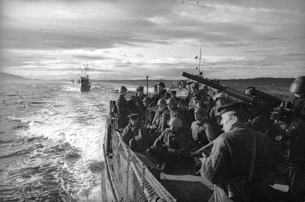 Десант, катера. Северный флот. 1942 год. Автор: Евгений Халдей.