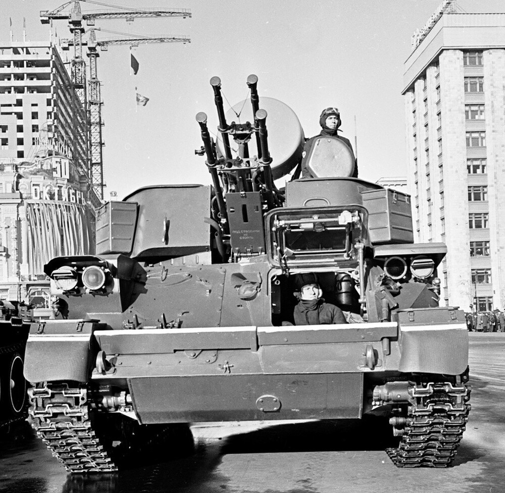 Первомайский парад. 1 мая 1967 года. Автор: Валентин Хухлаев. Москва.