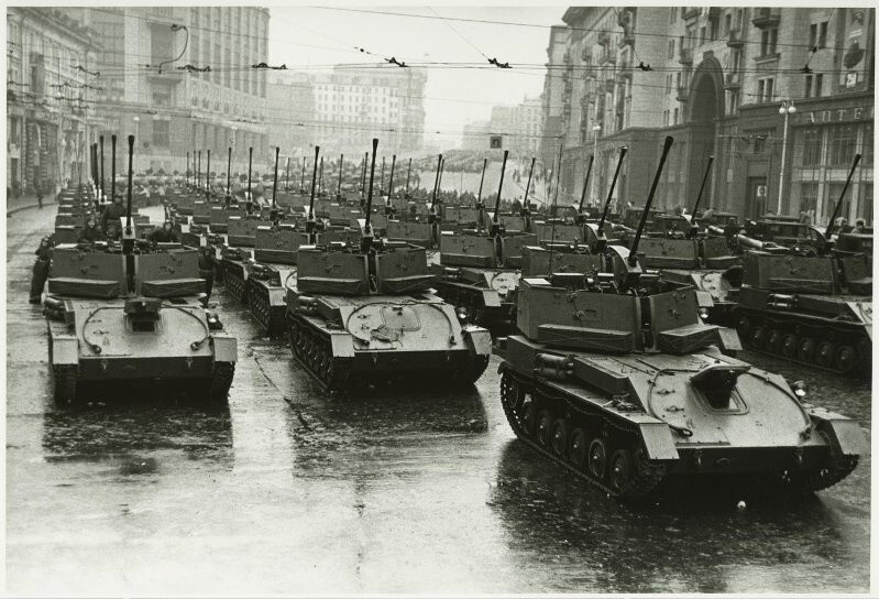 Празднование годовщины Октябрьской революции. Военный парад. Бронетехника перед въездом на Красную площадь. 7 ноября 1948 г. Автор: Аркадий Шайхет. 