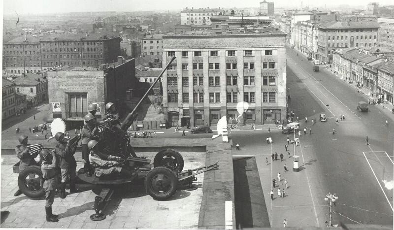 Защитники московского неба. 1943 год. Автор: Наум Грановский.