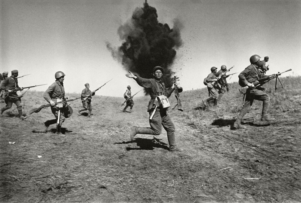 Атака. Сталинград. 1942 год. Автор: Аркадий Шайхет.