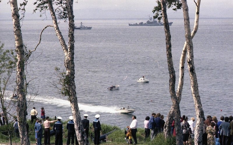 Город у вулканов: Петропавловск-Камчатский на старых фотографиях петропавловск-камчатский, старые фотографии, история камчатки, ретро снимки, владислав микоша, всеволод тарасевич, владимир носов, советские фотографии, авачинская бухта, день рыбака, порт, 1934 год, 1979 год, архивные фото, камчатские рыбаки, краеведение, ссср, дальний восток, город у вулканов