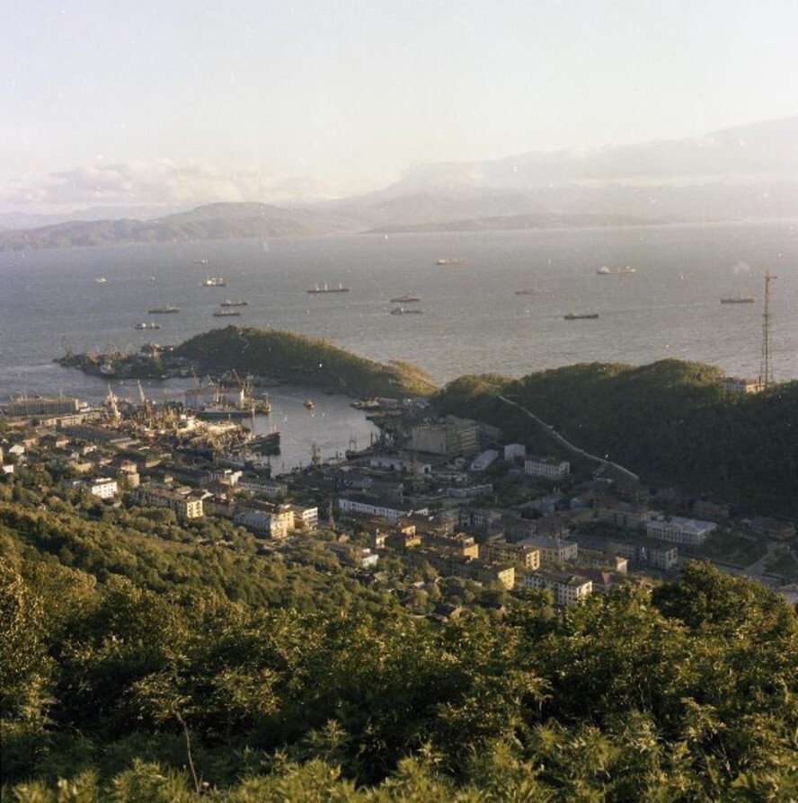 Город у вулканов: Петропавловск-Камчатский на старых фотографиях петропавловск-камчатский, старые фотографии, история камчатки, ретро снимки, владислав микоша, всеволод тарасевич, владимир носов, советские фотографии, авачинская бухта, день рыбака, порт, 1934 год, 1979 год, архивные фото, камчатские рыбаки, краеведение, ссср, дальний восток, город у вулканов