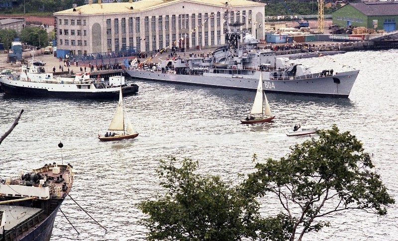 Город у вулканов: Петропавловск-Камчатский на старых фотографиях петропавловск-камчатский, старые фотографии, история камчатки, ретро снимки, владислав микоша, всеволод тарасевич, владимир носов, советские фотографии, авачинская бухта, день рыбака, порт, 1934 год, 1979 год, архивные фото, камчатские рыбаки, краеведение, ссср, дальний восток, город у вулканов