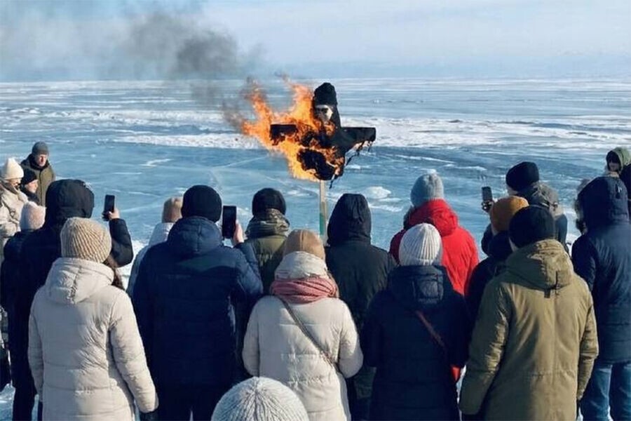 Чучело Shamanа сожгли на Байкале: местные ответили артисту за «поцелуй» священного озера