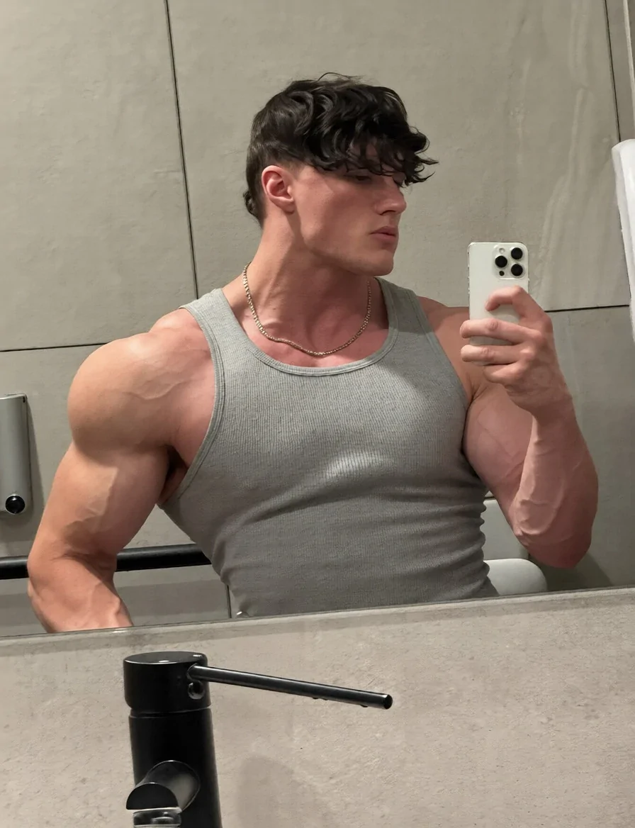 Стример потерял лицо и волосы в прямом эфире разрушив миф об идеальной внешности за одну секунду