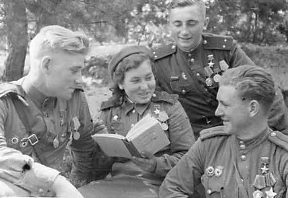 Кащеева Вера Сергеевна с книгой «Как закалялась сталь» рядом с боевыми товарищами. Слева направо-Медведев Виктор Романович, Чайка Алексей Емельянович, Романовцев Сергей Дмитриевич
