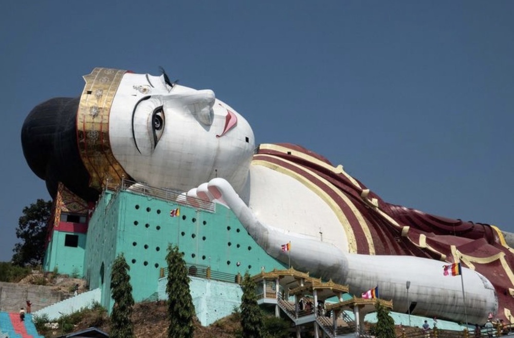 Гигантская статуя лежащего Будды длиной 365 метров в Мьянме