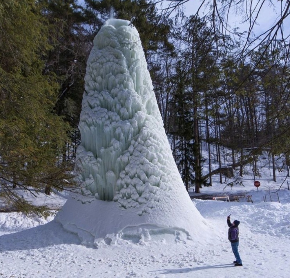 Застывший минеральный гейзер, напоминающий скульптуру