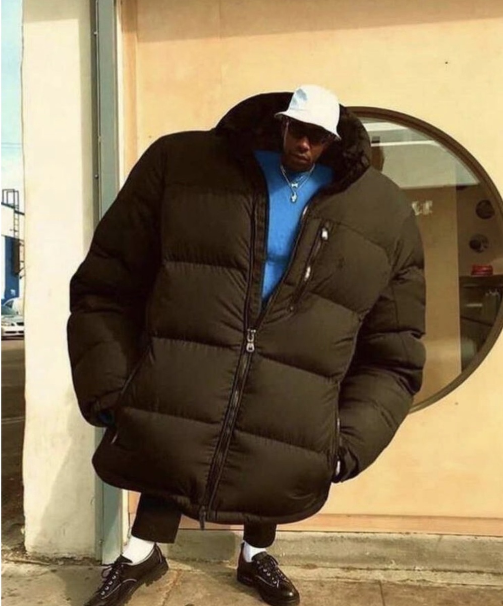 Человек в огромной куртке, которая велика на несколько размеров