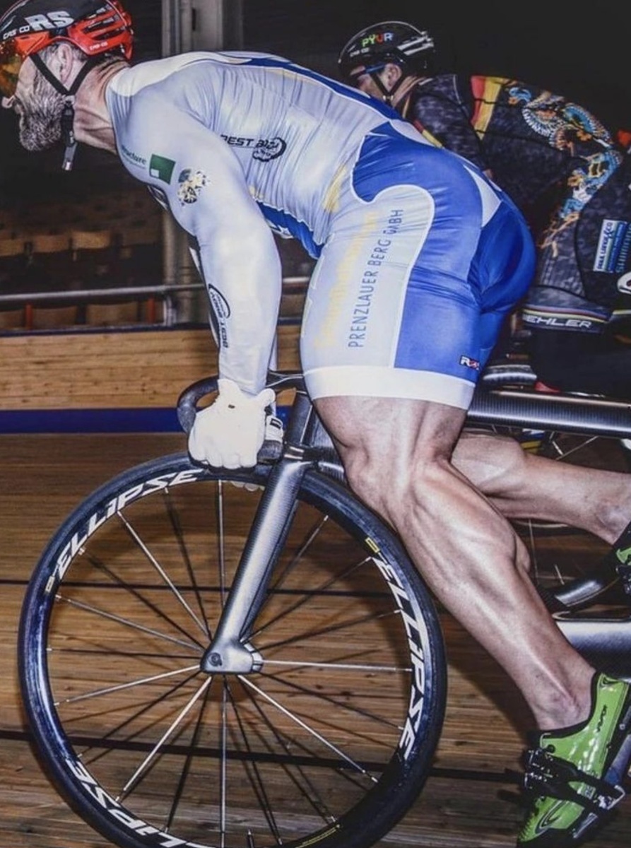 Немецкий велосипедист Роберт Фёрстеманн с объемом бедра 76 см