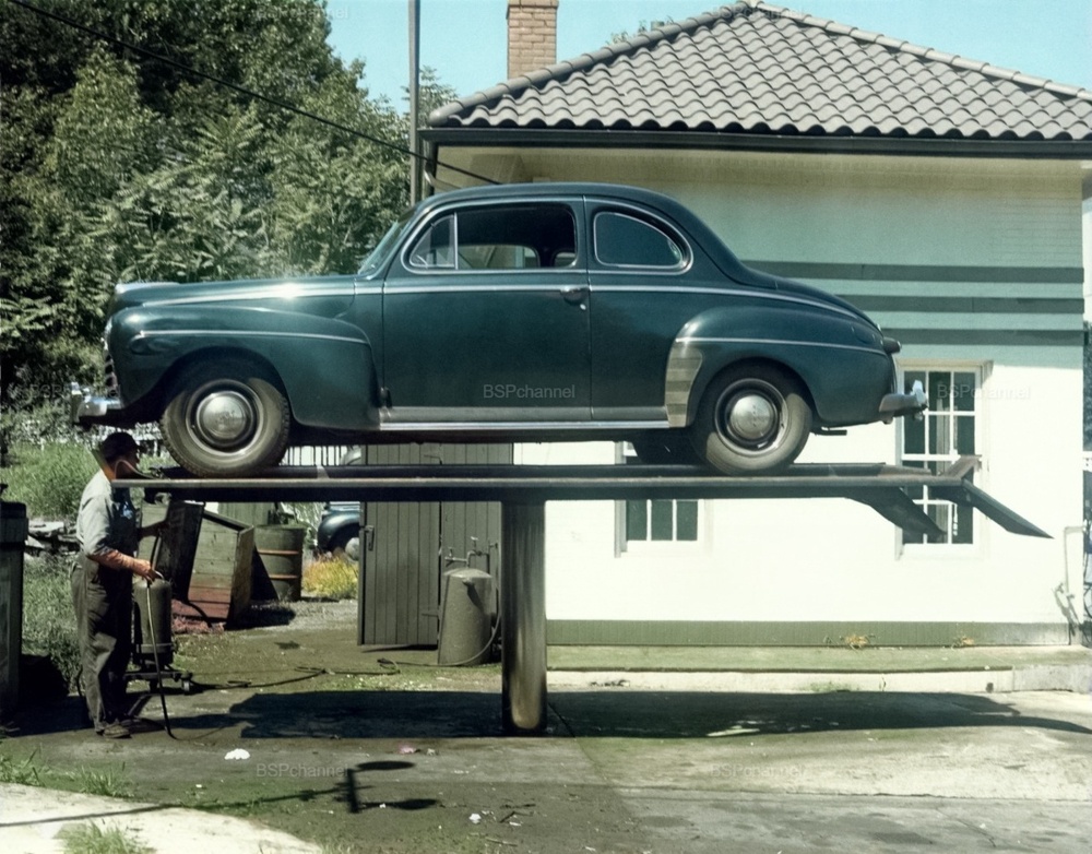 Автомобиль в ремонтной мастерской США 1950-е