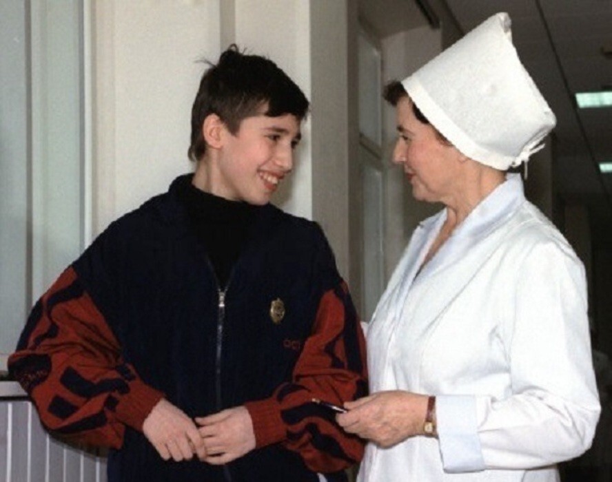 свобожденный из чеченского плена 15-летний Владимир Фаиль в госпитале МВД, 17 ноября 1999 года.