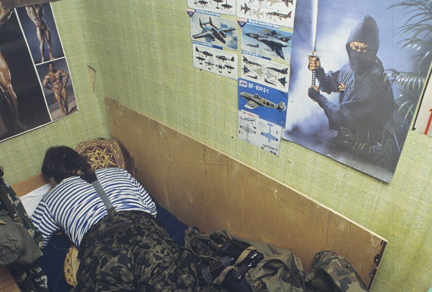 Боец отдыхает на базе рижского ОМОНа. Рига, Латвийская ССР, 1991 год.
