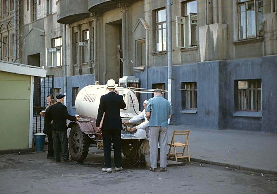 Пиво из бочки в Москве на Садовой-Триумфальной улице.