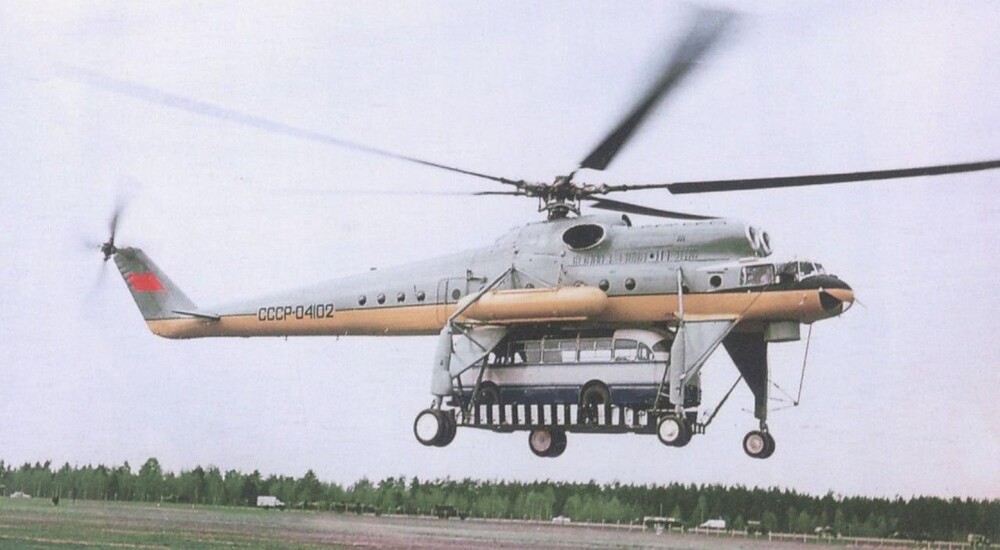 Транспортный вертолет МИ-10 тащит автобус около аэродрома "Ростов-на-Дону Северный".