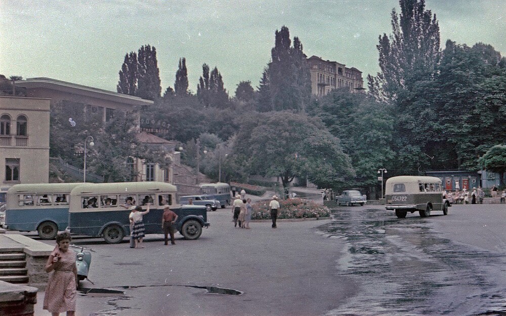 На привокзальной площади в Кисловодске.