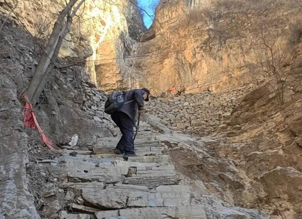 Чжао Цзичэнь на строительстве лестницы