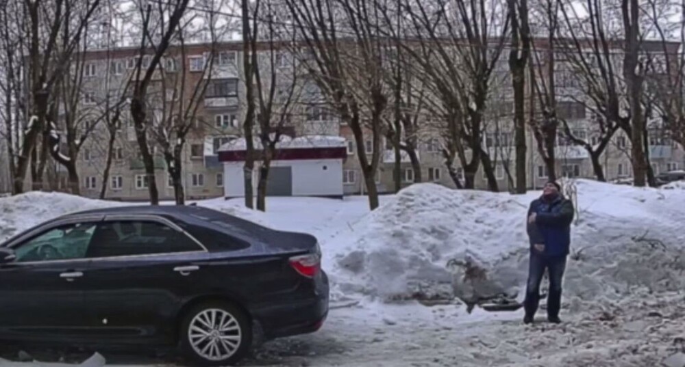 В Подмосковье на мужчину упала глыба льда