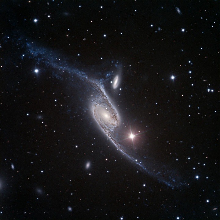 Гигантская спиральная галактика NGC 6872