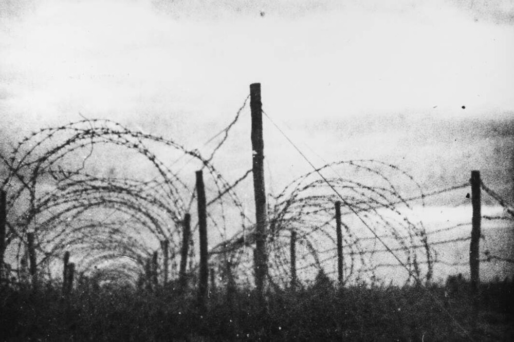 Ограда из колючей проволоки, окружавшая территорию лагеря Клоога. Сентябрь 1944 года. Фото-Hans Soosaar