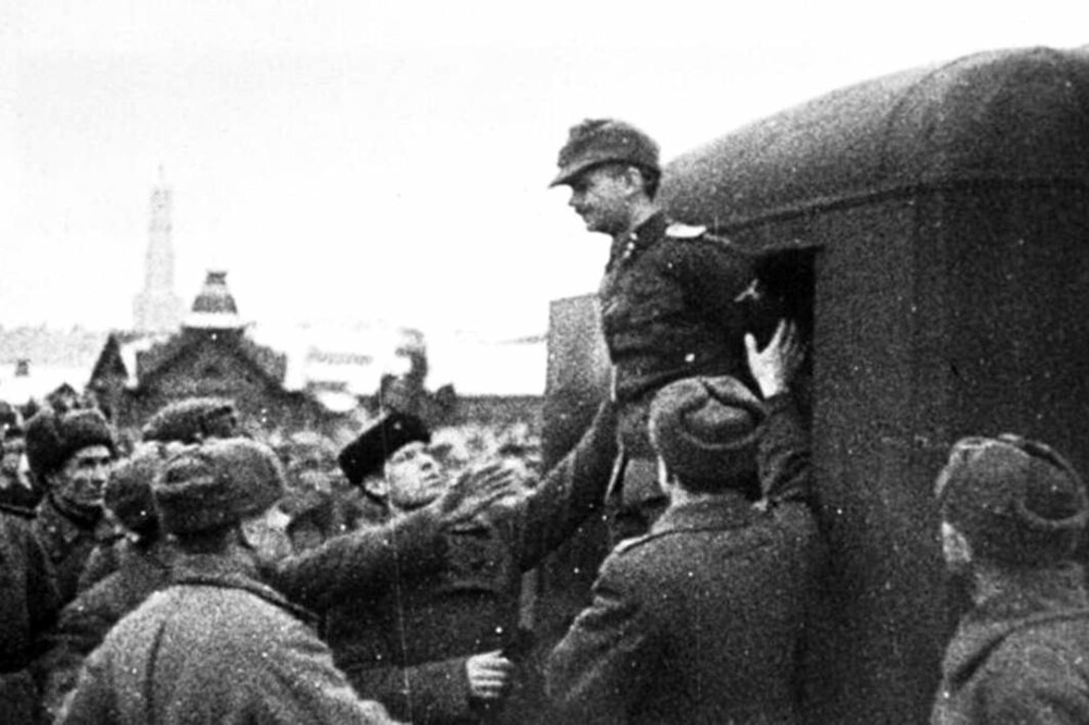 Унтерштурмфюрер СС Ганс Ритц, доставленный к месту казни на площади в Харькове