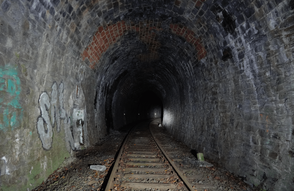 5. Железнодорожный тоннель, который теперь исследуют только пешеходы