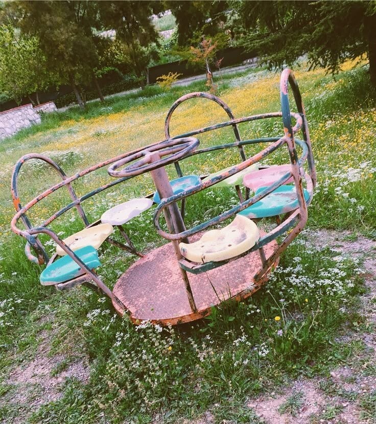 25. Остановившееся время на детской площадке