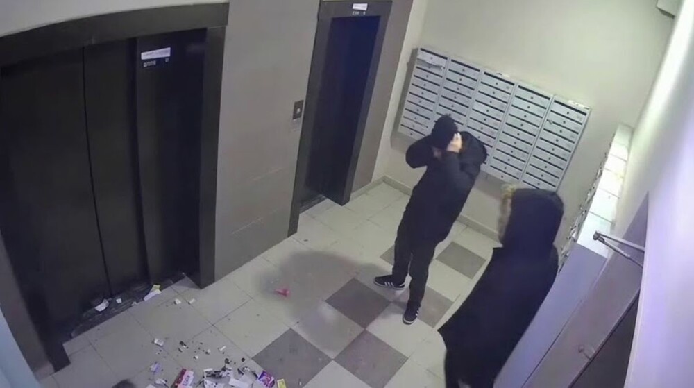 Возмутительное поведение мужчины в подъезде жилого дома