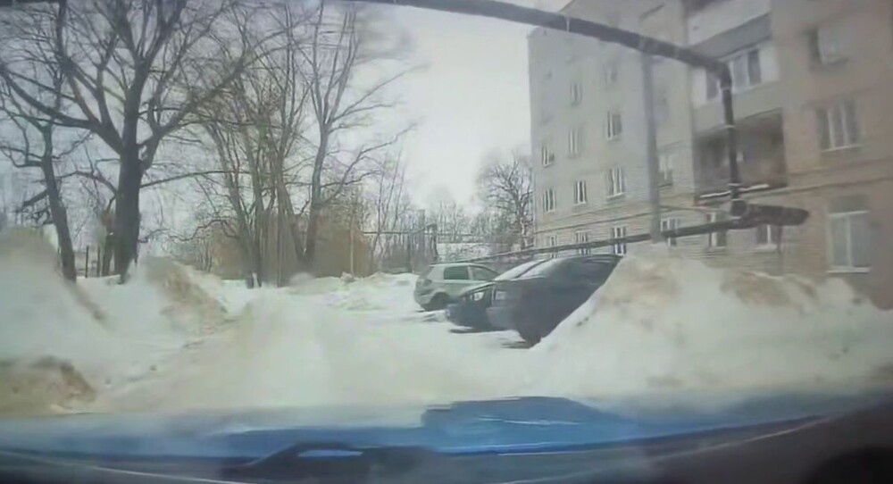 Обрушение козырька в Рязанской области попало на видео