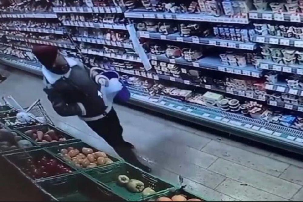Женщина вёдрами выносила продукты из магазинов