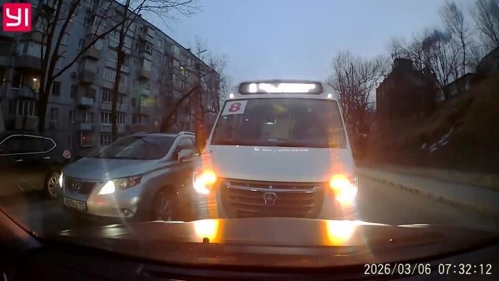 Водитель автобуса решил что встречка это выделенная полоса для него. 