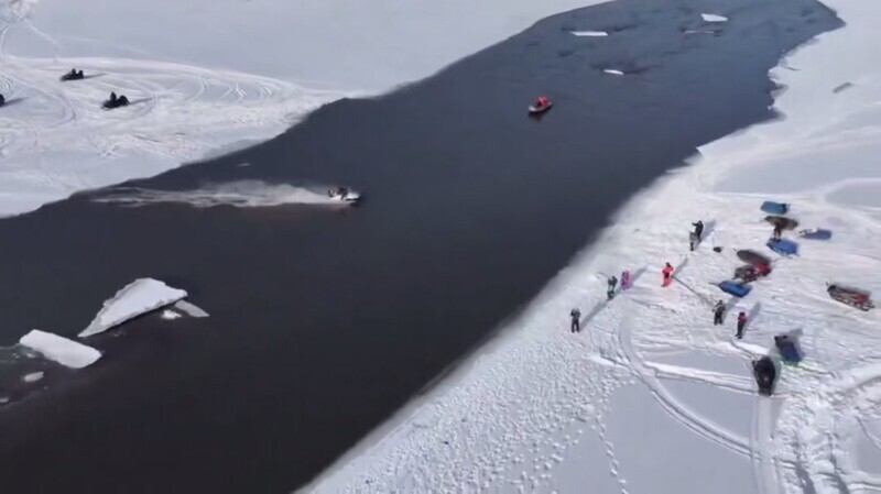 Рыбаки устроили опасные покатушки на снегоходах по воде