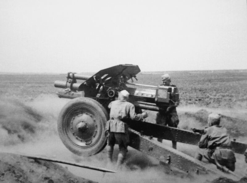 Расчет 122-мм гаубицы М-30 2-го гв. мехкорпуса ведет огонь по врагу