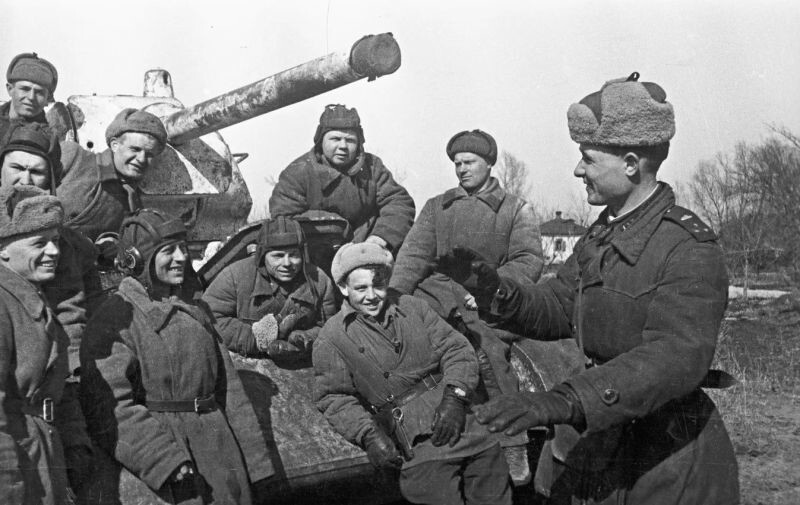 Танкисты и бойцы пехоты Юго-Западного фронта в освобожденной деревне Харьковской области