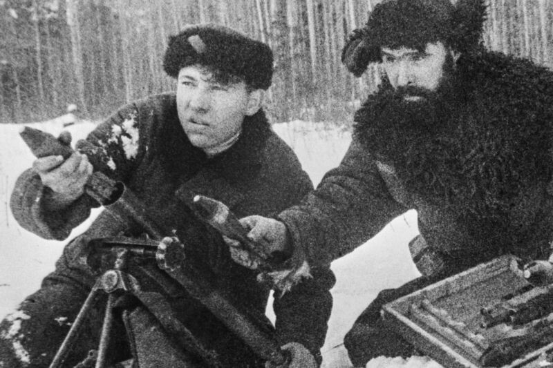 Советские партизаны Мельников и Пашук с 50-мм ротным минометом на позиции