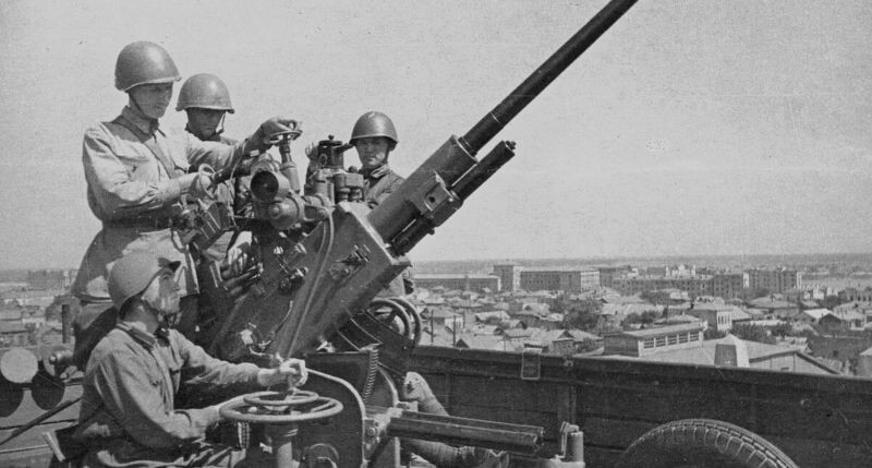 Расчет советской 37-мм автоматической зенитной пушки на крыше дома в Сталинграде