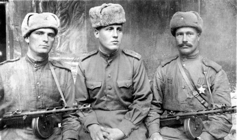 Лейтенант Дмитрий Балашов с солдатами его взвода