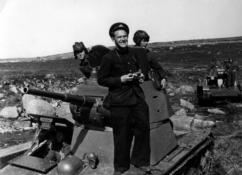 Фотокорреспондент Евгений Халдей на танке Т-26 на острове Кильдин