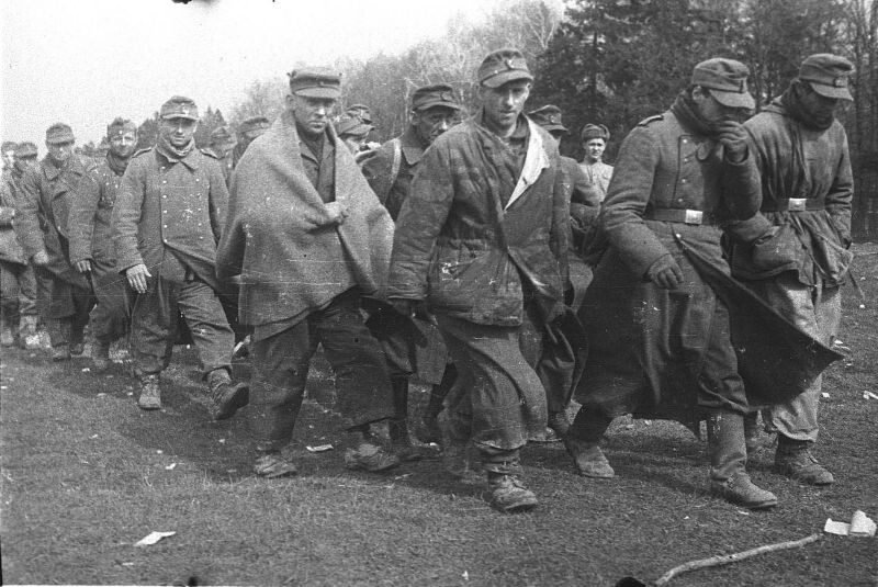 Немцы, взятые в плен во время штурма Кенигсберга