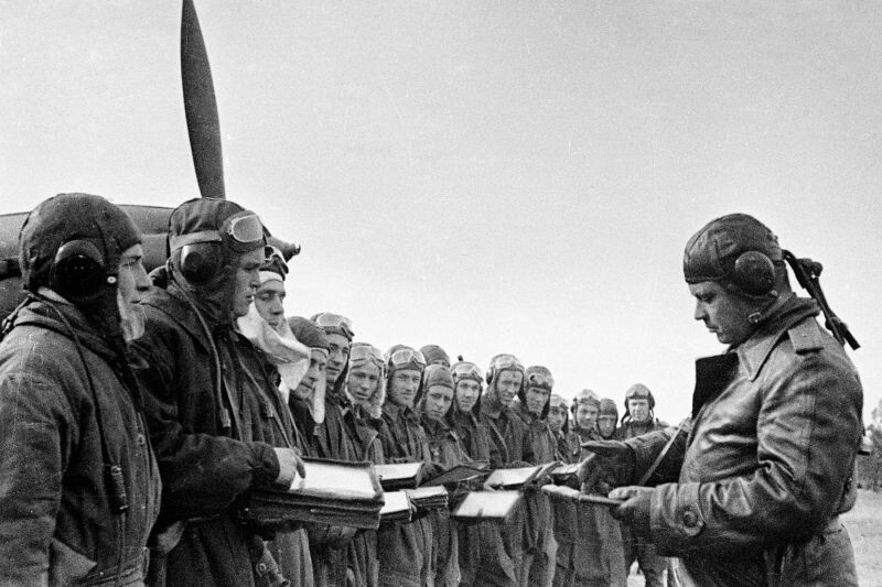 Командир 79-го гвардейского ШАП майор А.П. Чухаев ставит боевую задачу летчикам