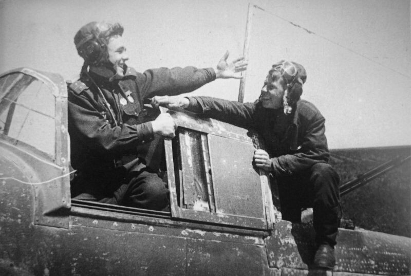 Штурман эскадрильи 109 гв. ШАП Виктор Беликов и воздушный стрелок Алексей Уваров на Ил-2